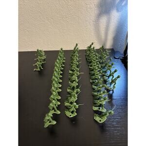 LOT OF 49 TOY PLASTIC ARMY SOLDIERS